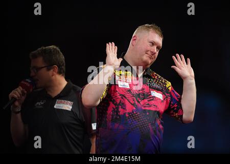 Le Ricky Evans d'Angleterre célèbre la victoire sur le Sherrock de Fallon d'Angleterre pendant le sixième jour du Championnat du monde des fléchettes de Cazoo à Alexandra Palace, Londres. Date de la photo: Mardi 20 décembre 2022. Banque D'Images