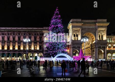 Milan, Italie. 20th décembre 2022. L'arbre de Noël annuel érigé sur la Piazza del Duomo pendant l'atmosphère de Noël à Milan. (Photo de Mairo Cinquetti/SOPA Images/Sipa USA) crédit: SIPA USA/Alay Live News Banque D'Images