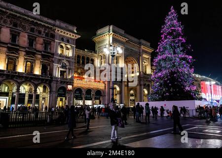 Milan, Italie. 20th décembre 2022. L'arbre de Noël annuel érigé sur la Piazza del Duomo pendant l'atmosphère de Noël à Milan. (Photo de Mairo Cinquetti/SOPA Images/Sipa USA) crédit: SIPA USA/Alay Live News Banque D'Images