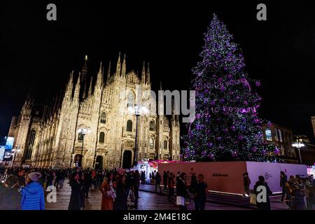 Milan, Italie. 20th décembre 2022. L'arbre de Noël annuel érigé sur la Piazza del Duomo pendant l'atmosphère de Noël à Milan. (Photo de Mairo Cinquetti/SOPA Images/Sipa USA) crédit: SIPA USA/Alay Live News Banque D'Images