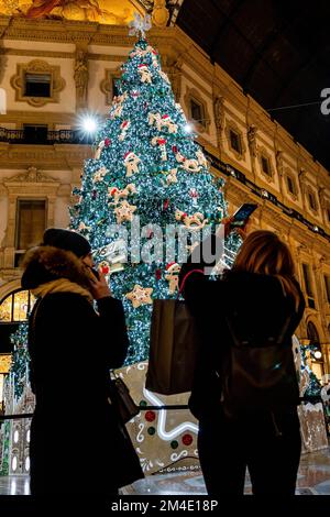 Milan, Italie. 20th décembre 2022. Les filles photographient l'arbre de Noël Swarovski à la galerie Vittorio Emanuele dans l'atmosphère de Noël à Milan. (Photo de Mairo Cinquetti/SOPA Images/Sipa USA) crédit: SIPA USA/Alay Live News Banque D'Images