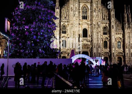 Milan, Italie. 20th décembre 2022. L'arbre de Noël annuel érigé sur la Piazza del Duomo pendant l'atmosphère de Noël à Milan. (Photo de Mairo Cinquetti/SOPA Images/Sipa USA) crédit: SIPA USA/Alay Live News Banque D'Images