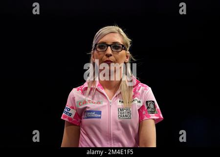 Le Fallon Sherrock d'Angleterre après la défaite à Ricky Evans d'Angleterre pendant le sixième jour du Championnat du monde des fléchettes de Cazoo à Alexandra Palace, Londres. Date de la photo: Mardi 20 décembre 2022. Banque D'Images