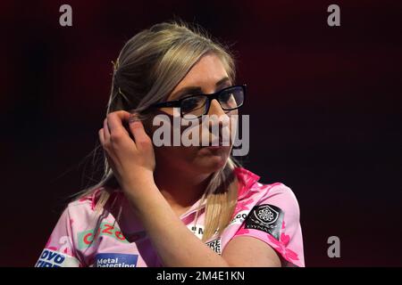 Le Fallon Sherrock d'Angleterre après la défaite à Ricky Evans d'Angleterre pendant le sixième jour du Championnat du monde des fléchettes de Cazoo à Alexandra Palace, Londres. Date de la photo: Mardi 20 décembre 2022. Banque D'Images
