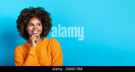 Photo de la belle femme afro-américaine qui regarde un espace vide Banque D'Images