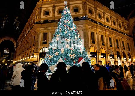 Milan, Italie. 20th décembre 2022. L'arbre de Noël Swarovski à la galerie Vittorio Emanuele dans l'atmosphère de Noël à Milan. (Image de crédit : © Mairo Cinquetti/SOPA Images via ZUMA Press Wire) Banque D'Images