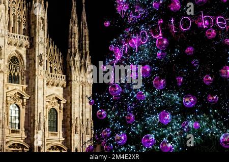 Milan, Italie. 20th décembre 2022. L'arbre de Noël annuel érigé sur la Piazza del Duomo pendant l'atmosphère de Noël à Milan. (Image de crédit : © Mairo Cinquetti/SOPA Images via ZUMA Press Wire) Banque D'Images