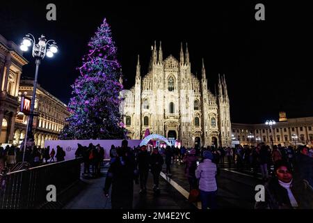 Milan, Italie. 20th décembre 2022. L'arbre de Noël annuel érigé sur la Piazza del Duomo pendant l'atmosphère de Noël à Milan. (Image de crédit : © Mairo Cinquetti/SOPA Images via ZUMA Press Wire) Banque D'Images