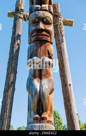 Totem en cèdre sculpté à la main; Gitanyow - Kitwancool Historic Village & Interpretive Centre; Gitanyow; Colombie-Britannique; Canada Banque D'Images