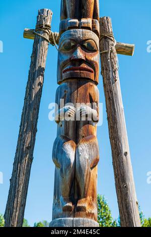 Totem en cèdre sculpté à la main; Gitanyow - Kitwancool Historic Village & Interpretive Centre; Gitanyow; Colombie-Britannique; Canada Banque D'Images