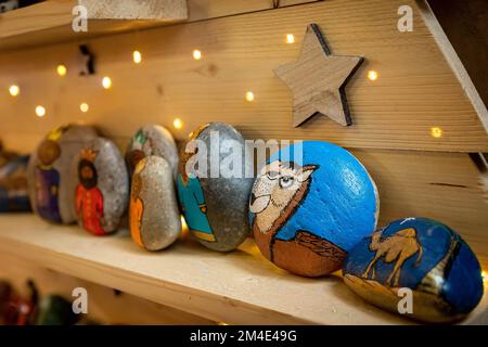 Festival des arbres de Noël de l'église Sainte-Marie à Lymm, Cheshire, une collection de 45 arbres de Noël décorés par une variété de groupes locaux Banque D'Images