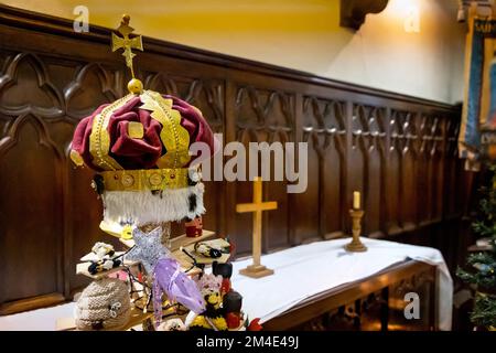 Festival des arbres de Noël de l'église Sainte-Marie à Lymm, Cheshire, une collection de 45 arbres de Noël décorés par une variété de groupes locaux Banque D'Images