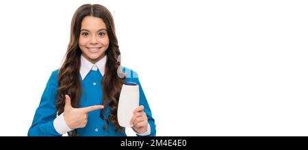 habitudes quotidiennes et soins personnels. un enfant souriant utilise du gel douche. présentation des produits cosmétiques pour l'adolescence. Bannière de soins de cheveux de fille d'enfant, affiche supérieure de studio Banque D'Images