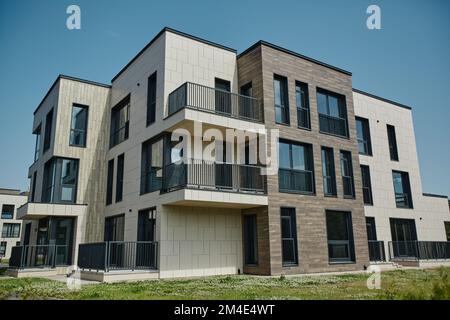 Photo grand angle d'un immeuble d'appartements moderne dans un complexe d'habitation éclairé par la lumière du soleil Banque D'Images