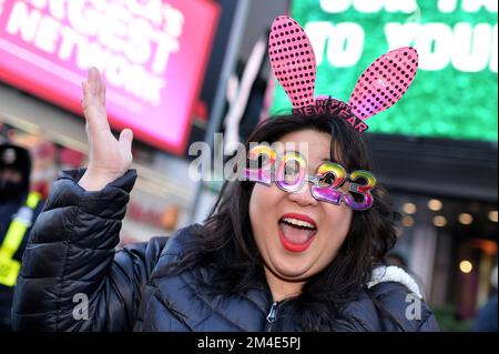 New York, États-Unis. 20th décembre 2022. Teresa hui porte une paire de 2023 verres à thème du nouvel an alors qu'elle assiste à l'arrivée des chiffres de la Saint-Sylvestre 2023 à Times Square, New York, NY, 20 décembre 2022. Les chiffres seront placés sur One Times Square et s'illumineront à minuit le 1 janvier 2023. (Photo par Anthony Behar/Sipa USA) crédit: SIPA USA/Alay Live News Banque D'Images