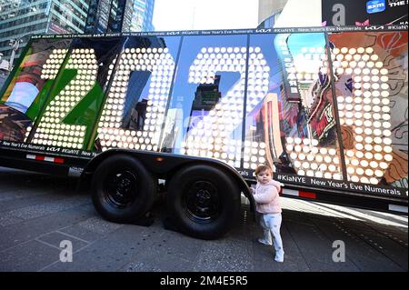 Chiffres de la Saint-Sylvestre exposés à Times Square, New York, États-Unis. , . NY, 20 décembre 2022. Les chiffres seront placés sur One Times Square et s'illumineront à minuit le 1 janvier 2023. (Photo par Anthony Behar/Sipa USA) crédit: SIPA USA/Alay Live News Banque D'Images