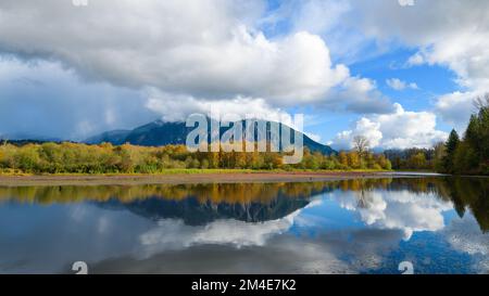 Bassin Borst Lake Mill à Snoqualmie avec reflet du Mont si et de la couleur de l'automne Banque D'Images