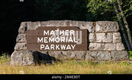 Mount Rainier, WA, États-Unis - 5 octobre 2022 ; panneau le long de la promenade Mather Mermorial dans le parc national du Mont Rainier en bois monté sur un mur de pierre Banque D'Images