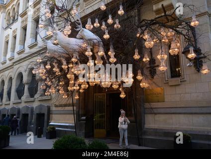 Bucarest, Roumanie - 20 décembre 2022 : décorations de Noël au Marmorosch Bucarest, Autograph Collection Hotels de Marriott, ancien Blank Mar Banque D'Images