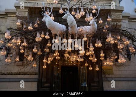 Bucarest, Roumanie - 20 décembre 2022 : décorations de Noël au Marmorosch Bucarest, Autograph Collection Hotels de Marriott, ancien Blank Mar Banque D'Images