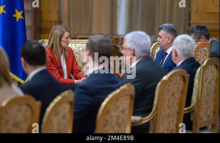 Bucarest, Roumanie - 19 décembre 2022: Roberta Metsola (L), présidente du Parlement européen, rencontre Marcel Ciolacu (R), président du roumain Banque D'Images