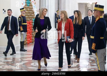 Bucarest, Roumanie - 19 décembre 2022 : Roberta Metsola (R), présidente du Parlement européen, rencontre Alina Gorghiu (L), présidente de la Roumanie Banque D'Images