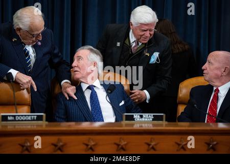 Washington, États-Unis. 20th décembre 2022. Le représentant Bill Pascréll (D-N.J.), à gauche, s'entretient avec le représentant Richard Neal (D-ma), président du comité, au centre-gauche, tandis que le représentant John Larson (D-CT), au centre-droit, s'entretient avec le représentant Kevin Brady (R-TX), membre du comité de classement, à droite, avant une audience du Comité des voies et moyens de la Chambre sur les déclarations fiscales de l'ancien président Trump, aux États-Unis Capitole, à Washington, DC, le mardi, 20 décembre, 2022. (Graeme Sloan/Sipa USA) Credit: SIPA USA/Alay Live News Banque D'Images