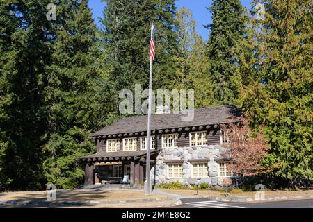 Mont Rainier, WA, Etats-Unis - 5 octobre 2022 ; bâtiment administratif du parc national du Mont Rainier à Longmire construit en matériaux naturels Banque D'Images