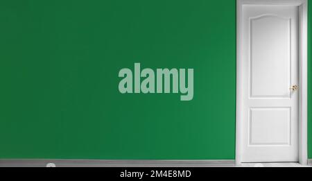 Vue sur la porte blanche fermée et le mur vert dans la chambre. Bannière pour le design Banque D'Images