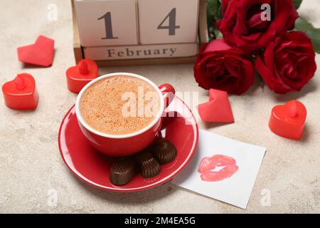Calendrier avec date 14 FÉVRIER, coupe de latte, roses et coeurs sur fond de grunge, gros plan Banque D'Images