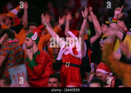 Alexandra Palace, Londres, Royaume-Uni. 20th décembre 2022. 2022/23 PDC Cazoo World Darts Championships Day 6 session en soirée; fans en costume fantaisie crédit: Action plus Sports/Alamy Live News Banque D'Images