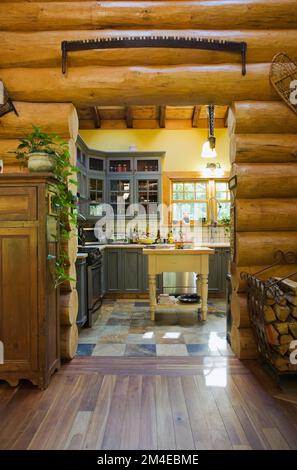 Cuisine de style campagnard à l'intérieur d'une maison en bois de style cottage construite en 2003. Banque D'Images