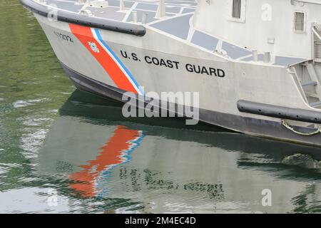 Depoe Bay, OREGON, États-Unis - 15 septembre 2022 ; bateau de sauvetage à moteur de la Garde côtière américaine - détail de l'arc de près réfléchissant dans l'eau Banque D'Images