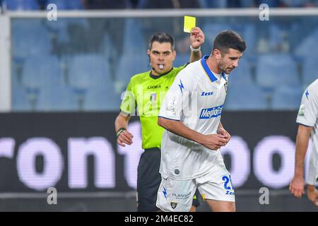 Stade Luigi Ferraris, Gênes, Italie, 18 décembre 2022, L'arbitre du match Simone Sozza à Seregno&#XA; carte jaune pour Luca Ravanelli (Frosino Banque D'Images