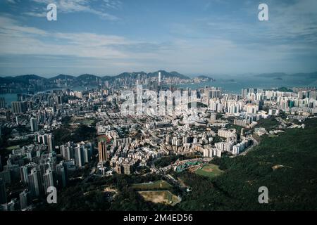 Vue aérienne depuis la colline du Lion Rock à Kowloon, et partie nord-ouest de l'île de Hong Kong Banque D'Images