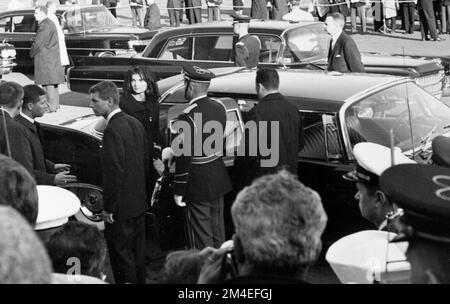 Photographie de Jacqueline Kennedy et Robert Kennedy sur le point d'entrer dans une limousine, pendant les funérailles du Président John F. Kennedy. Banque D'Images