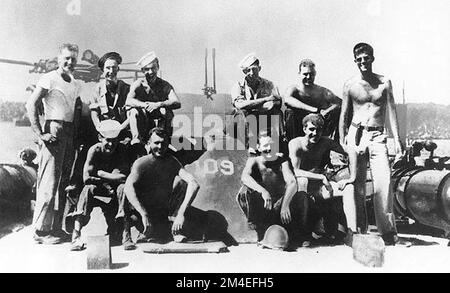 LE président DES ÉTATS-UNIS Kennedy en tant que lieutenant (grade junior) (debout à droite) avec son équipage de bateau de torpille PT-109, 1943 Banque D'Images