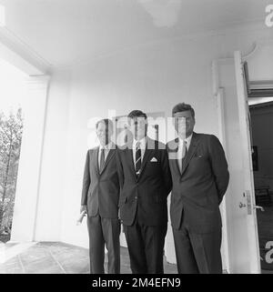 Les frères Kennedy : Procureur général Robert F. Kennedy, le sénateur Ted Kennedy, et le président John F. Kennedy en 1963 Banque D'Images