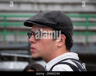 Medellin, Antioquia, Colombie - 14 novembre 2022: Un jeune homme colombien avec maquillage pour les yeux noirs en utilisant des lunettes noires Banque D'Images