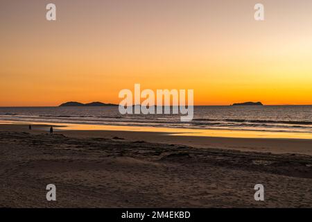 Les gens jouent à la plage dans le sud de la Californie. Îles Coronado mexicaines à distance Banque D'Images