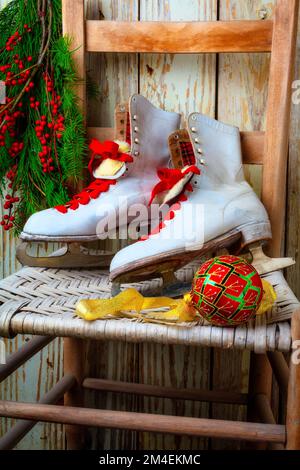 Old Ice skates sur chaise en bois STILL Life Banque D'Images