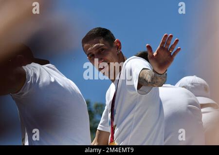 (221221) -- BUENOS AIRES, 21 décembre 2022 (Xinhua) -- Angel Di Maria de l'Argentine fait la vague aux fans lors du défilé après que l'équipe a remporté la finale de la coupe du monde de la FIFA 2022 à Buenos Aires, capitale de l'Argentine, 20 décembre 2022. (TELAM/document via Xinhua) Banque D'Images