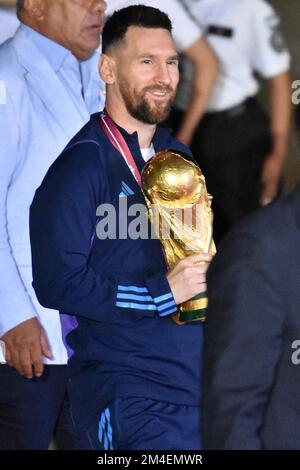 (221221) -- BUENOS AIRES, 21 décembre 2022 (Xinhua) -- Lionel Messi d'Argentine détient le trophée de la coupe du monde de la FIFA à son arrivée à l'aéroport international d'Ezeiza après que l'équipe ait remporté la finale de la coupe du monde de la FIFA 2022 à Buenos Aires, capitale de l'Argentine, le 20 décembre 2022. (TELAM/document via Xinhua) Banque D'Images