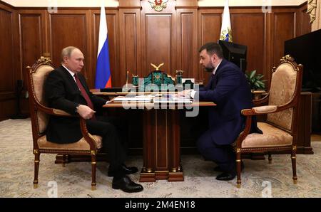 Moscou, Russie. 20th décembre 2022. Le président russe Vladimir Poutine (L) rencontre le chef par intérim de la République populaire de Donetsk (DPR) Denis Pouchilin au Kremlin à Moscou (Russie) sur 20 décembre 2022. Photo par Kremlin Pool/UPI Credit: UPI/Alay Live News Banque D'Images