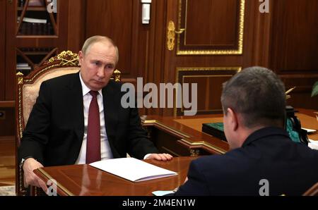 Moscou, Russie. 20th décembre 2022. Le président russe Vladimir Poutine (L) rencontre le chef par intérim de la République populaire de Lugansk Leonid Pasechnik, Leonid Pasechnik au Kremlin à Moscou, Russie sur 20 décembre 2022. Photo par Kremlin Pool/UPI Credit: UPI/Alay Live News Banque D'Images