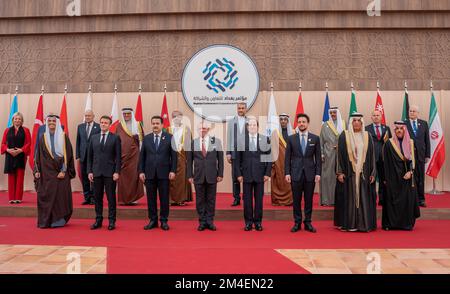Le président français Emmanuel Macron, le premier ministre irakien Mohamed Shia al-Sudani, le roi de Jordanie Abdullah, le président égyptien Abdel Fattah al-Sisi, le prince héritier de Jordanie Hussein, le dirigeant de l'émirat des Émirats arabes Unis de Ras al-Khaimah Sheikh Saud bin Saqr al-Qasimi, le ministre saoudien des Affaires étrangères, le prince Faisal ben Farhan al-Saud; Avec le Haut Représentant de l'Union européenne pour les affaires étrangères et la politique de sécurité Josep Borrell, le Secrétaire général de la Ligue arabe Ahmed Aboul-Gheit, le Ministre iranien des affaires étrangères Hossein Amir-Abdollahian et d'autres dignitaires se tiennent pour une photo de groupe avant la seconde Banque D'Images