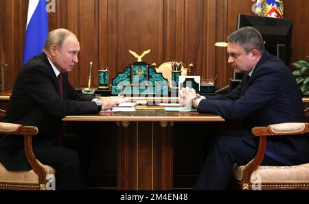 Moscou, Russie. 20th décembre 2022. Le président russe Vladimir Poutine (L) rencontre le chef par intérim de la République populaire de Lugansk Leonid Pasechnik, Leonid Pasechnik au Kremlin à Moscou, Russie sur 20 décembre 2022. Photo par Kremlin Pool/UPI Credit: UPI/Alay Live News Banque D'Images