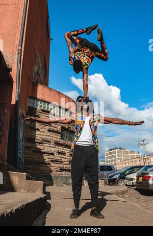 Les artistes kenyans acrobat danseurs se produisent en plein air Banque D'Images