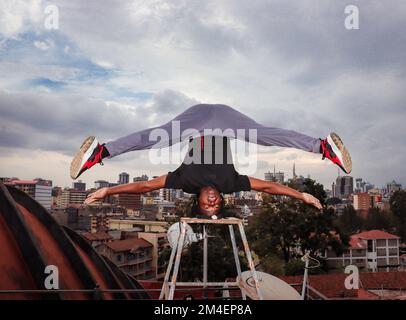 Les artistes kenyans acrobat danseurs se produisent en plein air Banque D'Images