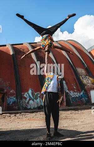 Les artistes kenyans acrobat danseurs se produisent en plein air Banque D'Images